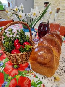 克利默内什蒂Casa Hera的一张桌子,上面有两根面包和一篮蔬菜