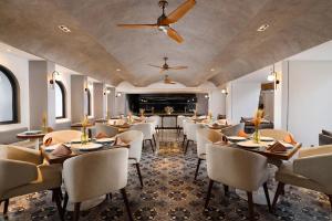 勒吉安The Mahata的一间带桌椅和天花板的餐厅