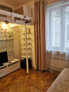 布达佩斯Liberty Bridge Zenta的一间卧室设有一张床、一个窗口和一台电视