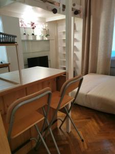 布达佩斯Liberty Bridge Zenta的客房设有书桌、两把椅子和一张床