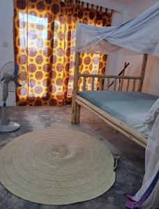 帕杰Fisherman Lodge的一间卧室配有一张床和一张大地毯