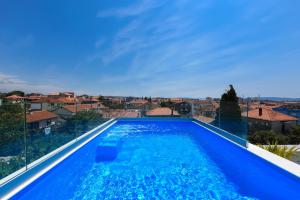 扎达尔Luxury Rooms LaVie - Standard Rooms的享有城市景致的大型蓝色游泳池