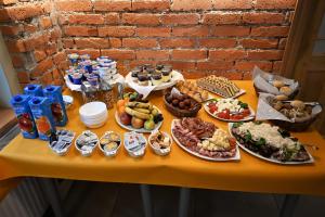 布雷日采Guesthouse Pr'Šefu的一张桌子上有很多种不同的食物
