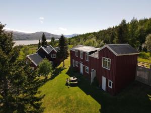 埃基斯蒂尔Hengifosslodge Skáldahús的享有红色谷仓和房屋的空中景致