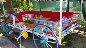 契拉勒米拉畔斯永酒店的一张红沙发车和一张桌子