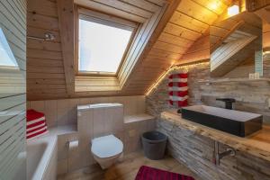 圣加伦基希Haus Monika Silvrettablick的浴室配有盥洗盆、卫生间和浴缸。