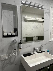 OrmeauLuxury Boutique Self-Contained Private Granny Flat的白色的浴室设有水槽和镜子