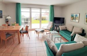 布雷格Hafenglück的客厅配有绿色沙发和桌子