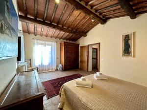基安蒂盖奥勒Agriturismo Vinci的一间卧室配有一张床,上面有两条毛巾