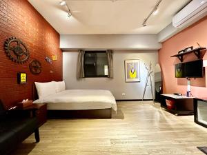 台中市御旅 Inn的一间卧室配有一张床、一张沙发和一台电视。