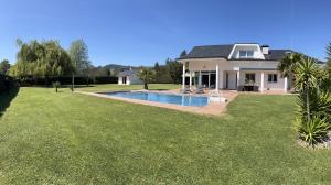 ParbayónVilla LA PERLA con piscina privada的庭院中带游泳池的房子
