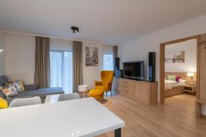 斯克拉斯卡波伦巴RentPlanet - Apartamenty Górna Resorts的带沙发和电视的客厅