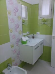 切萨雷奥港Casa Giada的一间带水槽和镜子的浴室