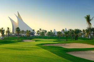 迪拜Dubai Creek Club Villas的享有度假村景致的高尔夫球场