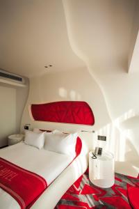 广州广州普兰内特概念酒店的一间卧室配有一张带红色和白色棉被的床