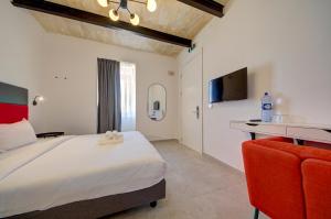 瓦莱塔Casa Domenico 6的一间带大床和电视的卧室