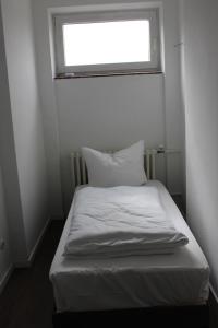 沙肯多夫Rasthaus Hotel Schackendorf的窗户客房内的一张白色床