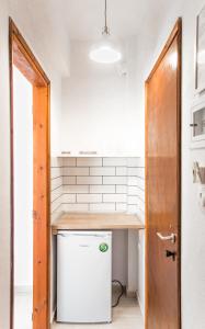 新马尔马拉斯House Charistos的厨房配有柜台和白色洗碗机。