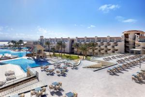 赫尔格达The V Luxury Resort Sahl Hasheesh的享有带游泳池的度假村的空中景致