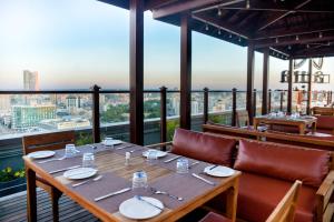 达累斯萨拉姆Aura Suites的一间配备有桌子的用餐室,享有城市美景。