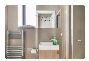 伦敦Bitcoin Adorabile suite nel cuore del magnifico Chiswick的一间带水槽和镜子的小浴室