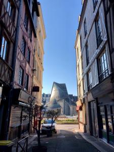 鲁昂La Tour de Jeanne : Hypercentre charme et design的中间有建筑物和停车场的街道
