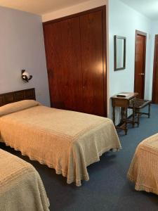 圣胡利娅-德洛里亚佛知酒店的酒店客房配有两张床和一张书桌