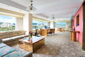 香港丽豪酒店的客厅配有沙发和桌子