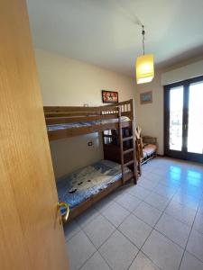 托尔托雷托Costa Adriatica Apartment的一间客房内配有两张双层床的房间