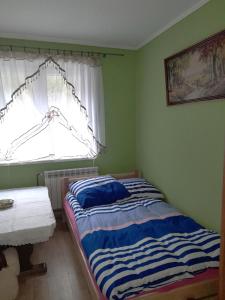 NasiczneNoclegi u Barbary的一间卧室设有一张床和一个窗口
