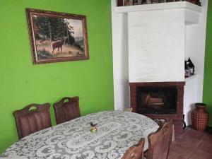 NasiczneNoclegi u Barbary的一间设有桌子和绿色墙壁的用餐室