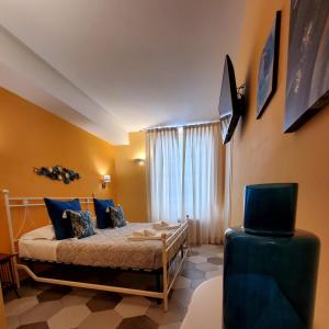 卢卡Residenza FillAnfi的一间卧室配有一张带蓝色枕头的床和电视。
