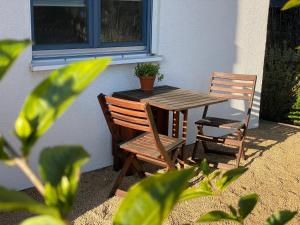 汉堡Elbinsel-Home ‘Alpakaliebe’的一张木桌和两把椅子靠窗