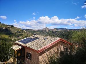 皮亚扎-阿尔梅里纳Panorama Suite的顶部设有太阳能电池板的房子