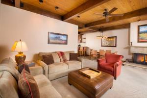 阿斯潘Luxury 2 Bedroom Downtown Aspen Vacation Rental With Access To A Heated Pool, Hot Tubs, Game Room And Spa的带沙发和壁炉的大型客厅