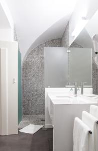 贝雅Casa do Sembrano的一间带水槽和淋浴的浴室