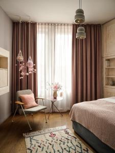 美因河畔法兰克福利波尔提那林登贝格酒店的卧室配有床、椅子和窗户。