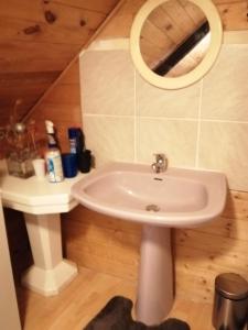 LopérecTyrbourg的一间带水槽和镜子的浴室