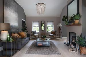 肯梅尔Luxurious Interior Designed Home的客厅配有沙发和桌子