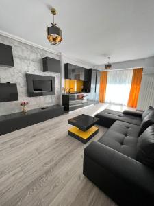 北马马亚-讷沃达里Mav Apartments Mamaia Nord的客厅配有沙发和桌子