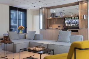 巴黎La Source Exclusive Apartment的客厅配有沙发和桌子