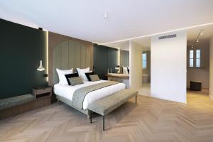 巴黎La Source Exclusive Apartment的一间带大床的卧室和一间浴室