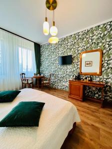 奥多尔黑塞库耶斯克Septimia Hotels & Spa Resort的一间卧室配有一张床、镜子和一张桌子