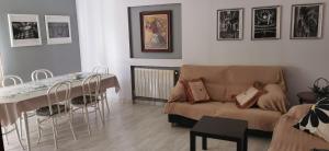 莱加内斯Villa "Luna de Segovia"的客厅配有沙发和桌子