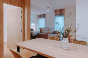 穆尔西亚Apartamentos Santa Isabel的客厅配有桌子和沙发