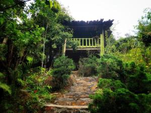 Lao San ChayMu Cang Homestay的一座花园,在楼梯上方设有一座桥梁
