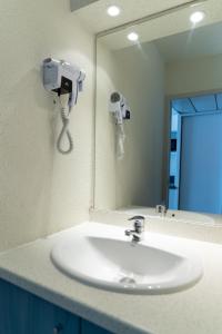 阿拉纽埃皮奥安戈利阿祖和瓦公寓的浴室水槽、镜子和电话