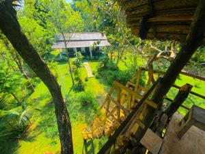 锡吉里亚Lucky Villa Sigiriya的阳台享有花园景色。