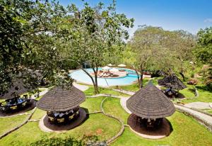 Madege塔兰吉雷索帕旅馆山林小屋的享有花园空中美景,设有游泳池