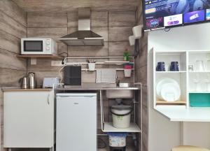 圣尼科拉斯村MINI estudio El Reloj的一间带水槽和微波炉的小厨房